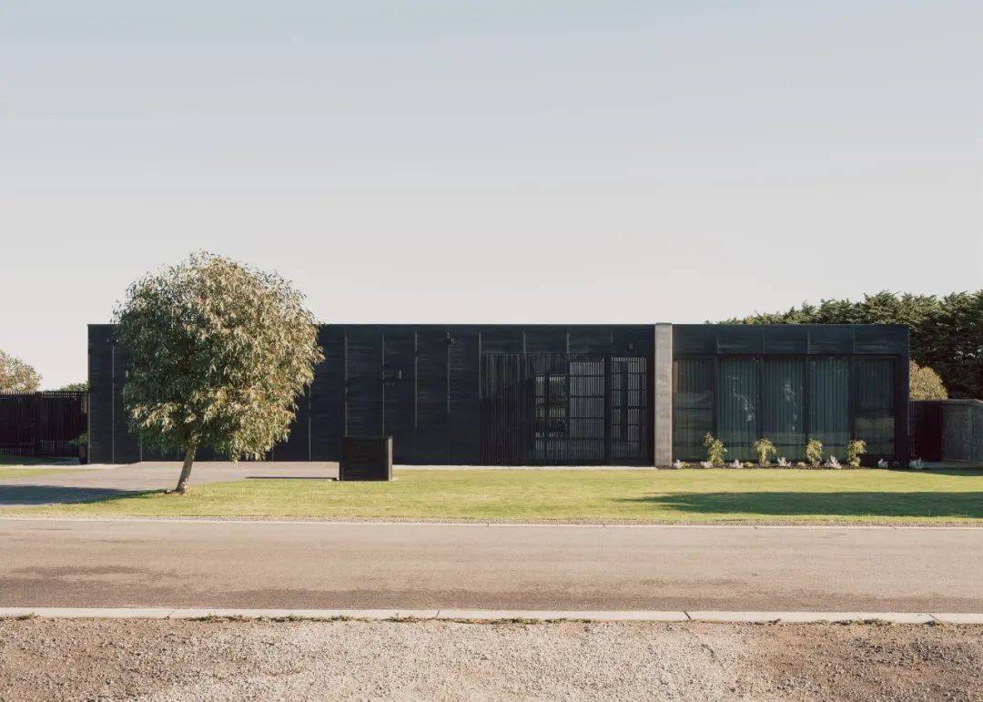 MGAO | 極簡(jiǎn)主義海濱庭院住宅